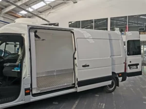 Refrigerated chiller van for rent in UAE keeping perishable goods fresh and safe