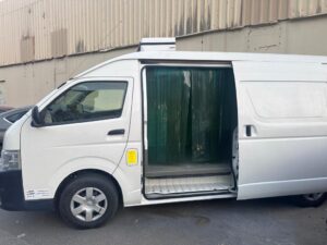 Affordable clean chiller van for rent in Dubai for food and medicine transport.